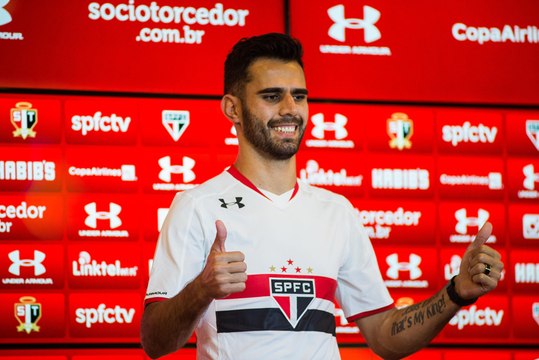 Zagueiro é apresentado e manda recado para torcida do São Paulo