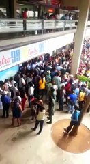 Así fue la situación luego de que un grupo de personas esperara por horas alimentos en Maracaibo