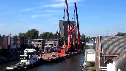 2 grues sur un bateau tombent et causes beaucoup de dégâts en Hollande