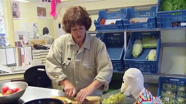 Jock de Aap met Beroep van de maand Apenverzorgster Margret Muller van Stichting Aap