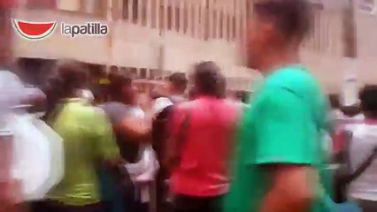 Así son las colas por pollo y carne en Abasto Bicentenario de Palo Verde