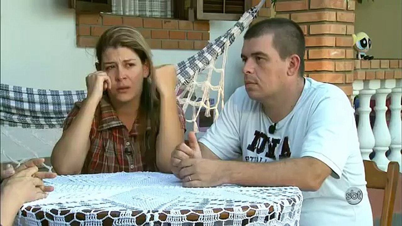 Mãe maltrata filha após chegada de bebê