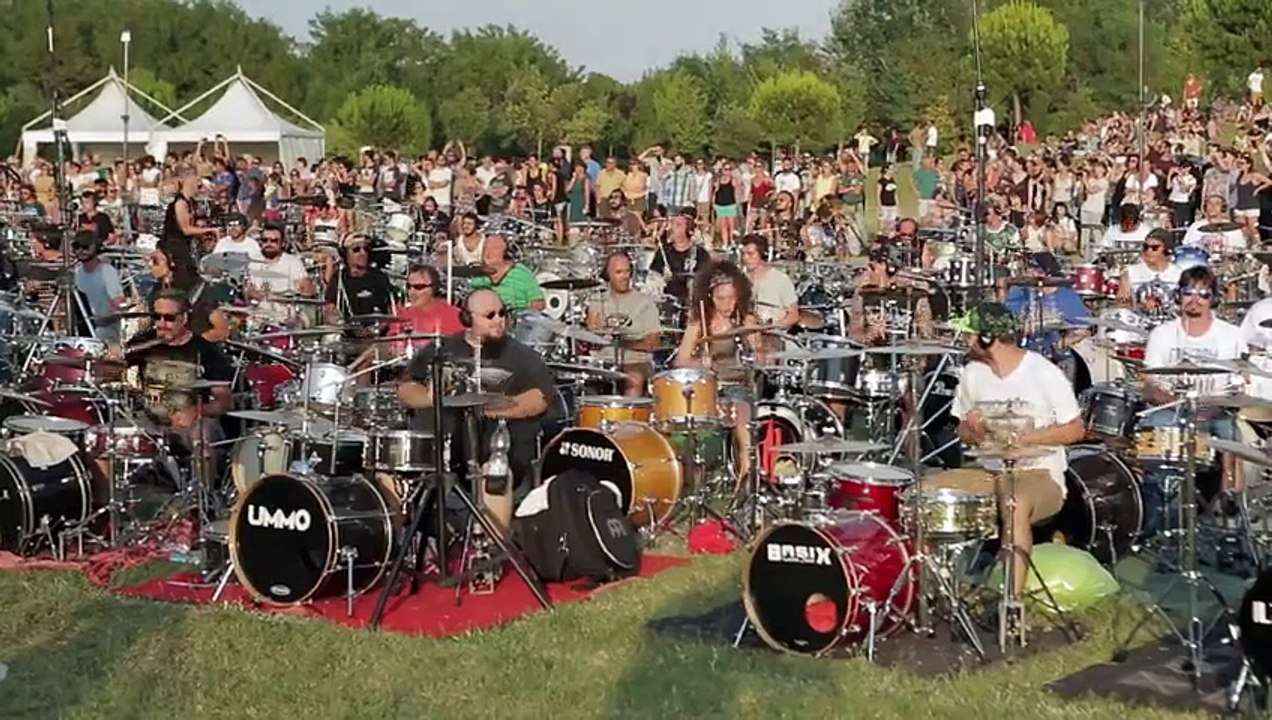 1000 personnes jouent une musique des Foo Fighters simultanément ! DINGUE !