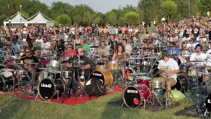 1000 personnes jouent une musique des Foo Fighters simultanément ! DINGUE !