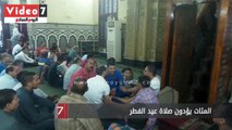 المئات يؤدون صلاة عيد الفطر بمسجد عمر مكرم‎