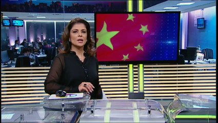 Rodovia desaba e arrasta carros na China