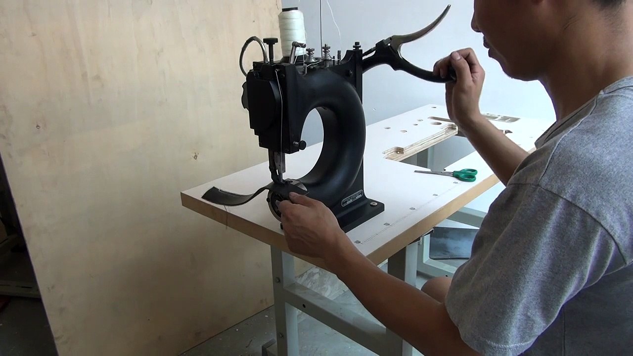Machine à coudre manuelle à manivelle pour atelier du cuir