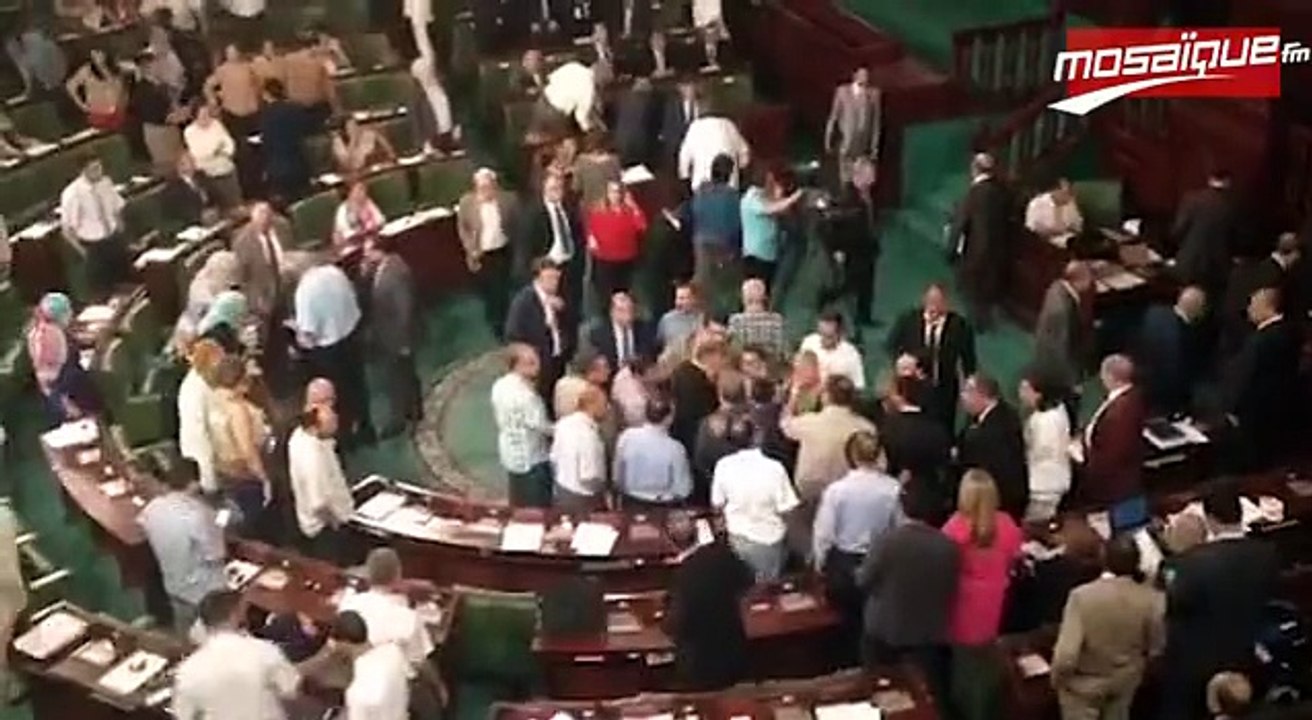 حصري فيديو من موزايك فم :o : عركة جديدة فالمجلس التأسيسي اليوم  :o