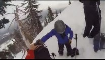 Uomo salva sciatore intrappolato sotto una valanga
