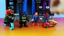 Disney Pixar Cars Rayo McQueen como RobinCar McQueen guardar Batman, Spiderman Gotham City