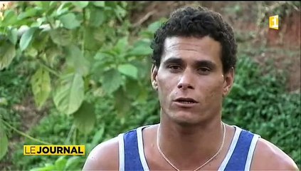 Portrait de Tereva David, un jeune surfeur surdoué