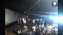 خروج دو قطار از خط در هند دهها کشته و مجروح برجای گذاشت