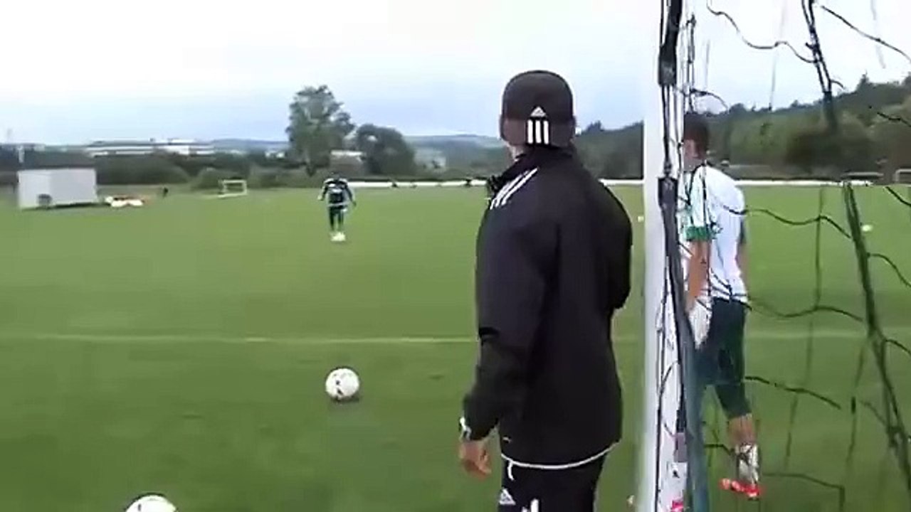 Le coach de Saint-Etienne Christophe Galtier régale à l'entraînement!