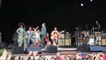 Lenny Kravitz craque son pantalon et montre la totale en plein concert
