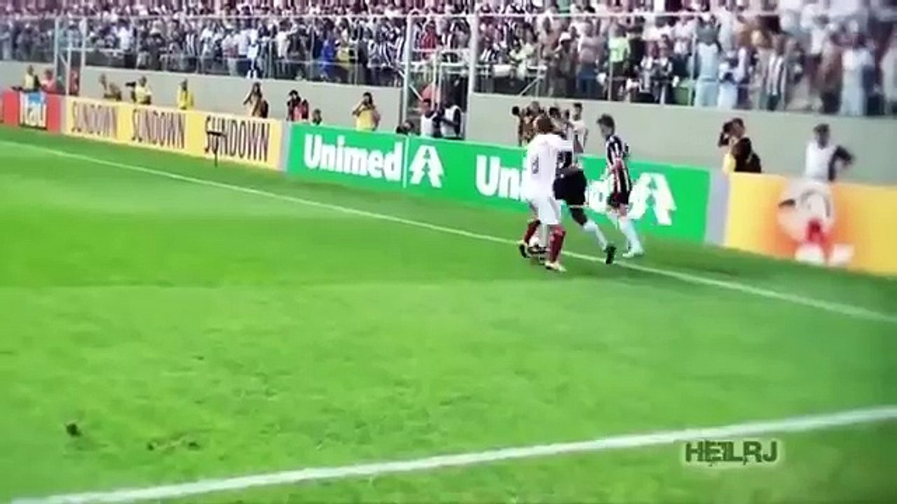PELEA ENTRE RONALDINHO Y NEYMAR , ESPECTACULAR ● Ezee