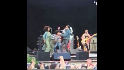 Скачать видео: Lenny Kravitz shows you his anatomy on stage