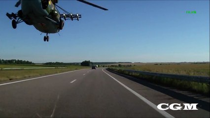 Un hélicoptère militaire russe vol au ras de voiture sur l'autoroute