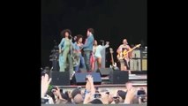 Lenny Kravitz déballe son matos en plein concert
