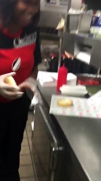 Choc : elle utilise le pain de son burger comme une éponge !