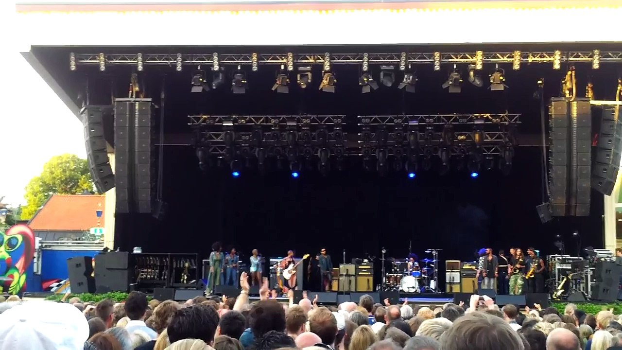 Lenny Kravitz First Comment After Ripping Pants Wide Open