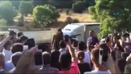 Karayolunu kesen teröristler böyle görüntülendi