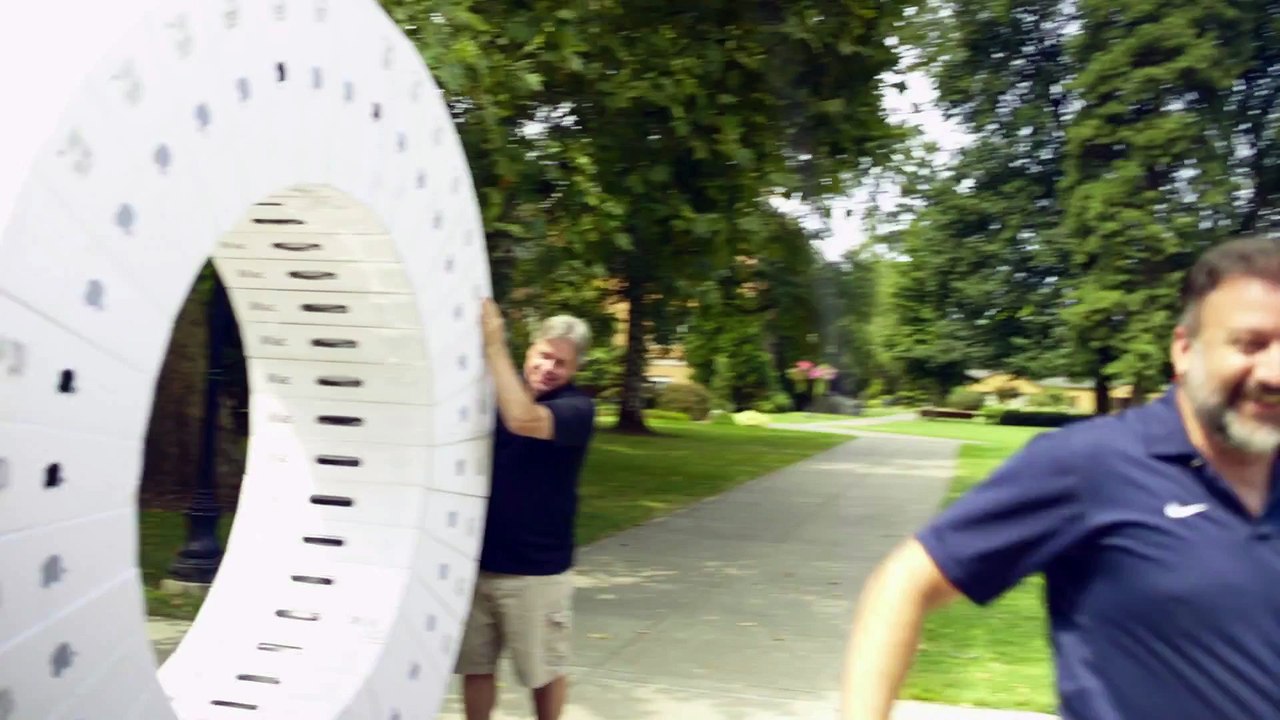Un homme fabrique une roue géante avec des boites d'iMac