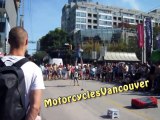 Un enfant pousse un acrobate de rue mais l'acrobate a du répondant!