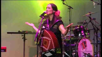 Julieta Venegas presenta "Algo sucede" en España