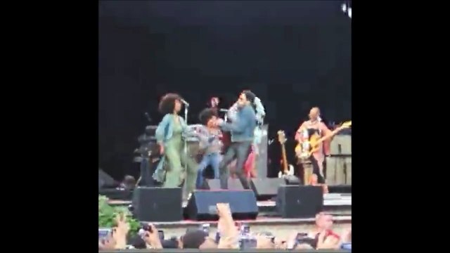 Lenny Kravitz craque son pantalon en cuir en live
