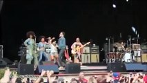 Lenny Kravitz craque son pantalon et montre la totale en plein concert