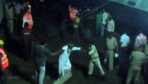 Inde : les secours œuvrent toute la nuit pour dégager les passagers après le déraillement de deux trains