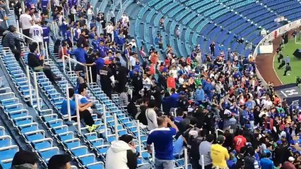 Policía alejó a barra celeste de Sergio Bueno