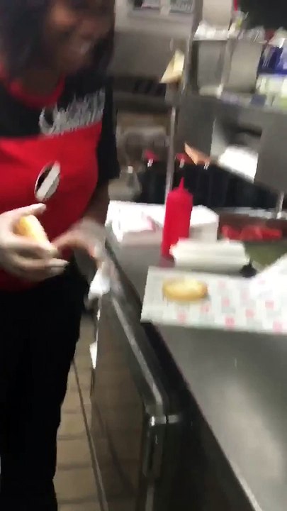 Choc : Elle nettoie le sol avec un pain à burger puis le garnit pour le servir aux clients