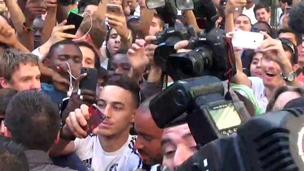 Angel Di Maria au milieu des supporters du PSG