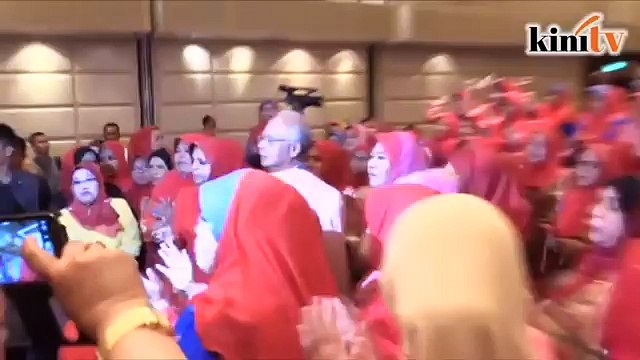 Dr M: Those who don't back Najib are threatened