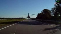 Alçak uçuş yapan helikopter