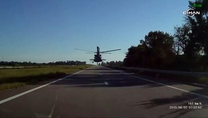 Alçak uçuş yapan helikopter