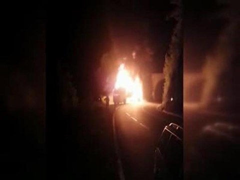 Turist taşıyan otobüs alev topuna döndü