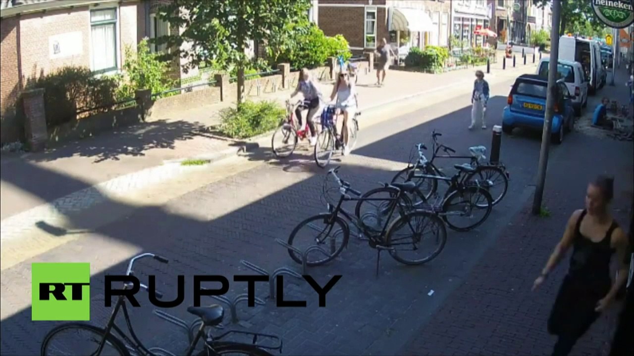 Images spectaculaires de piétons se sauvant à toutes jambes de la chute de deux grues aux Pays-Bas
