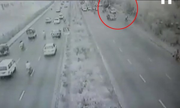 CCTV footage of firing on Wasim Akram's car in Karachi