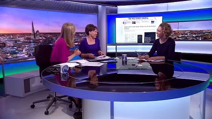 Presentadora de noticias fue sorprendida peinándose mientras transmitían en vivo