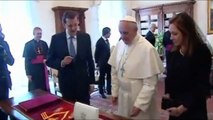 Audiencia del Papa Francisco a Mariano Rajoy con regalo de camiseta de la Selección de fútbol