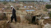 Un asentamiento de refugiados afganos en Pakistán queda en escombros