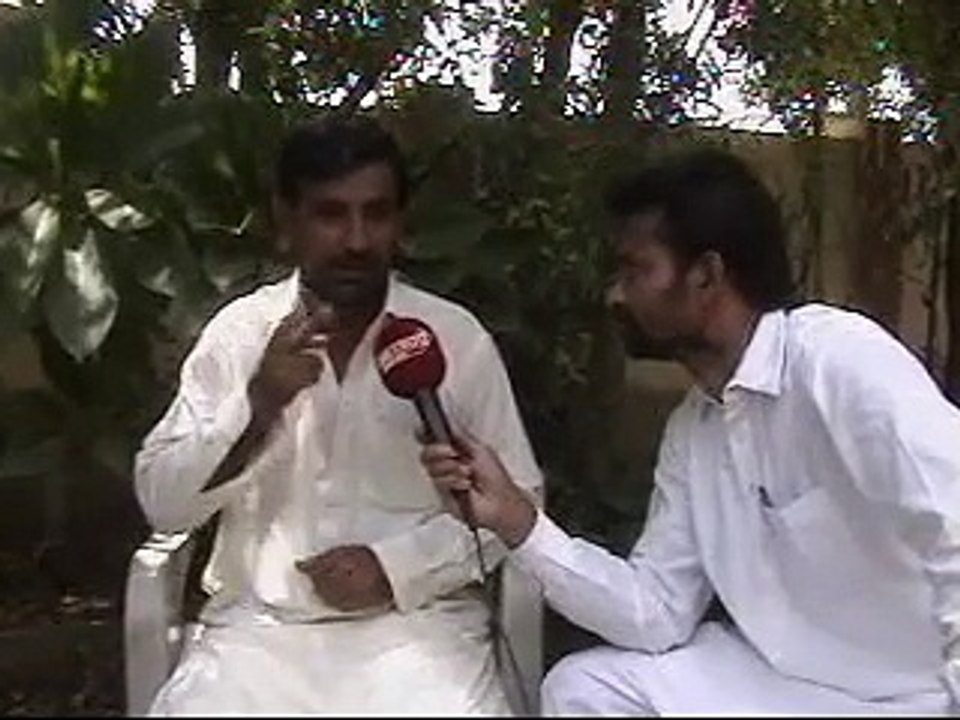 gonga pani kesay mangta he or andha kenchi kesay mangta he