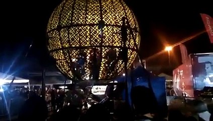 Jovem faz pedido de casamento no globo da morte