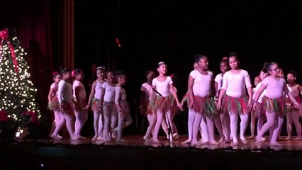 Children dance to Felize navidad