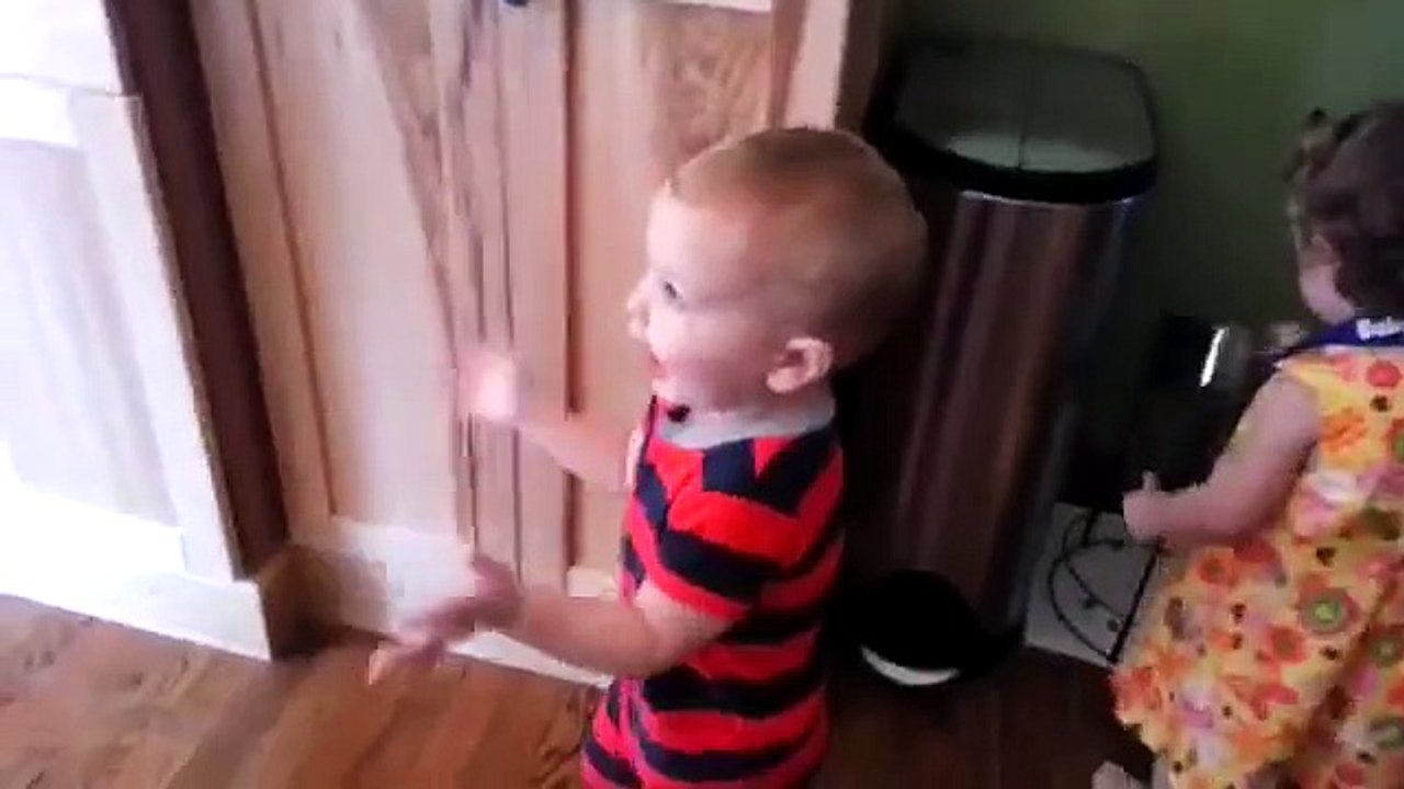 Ce petit garçon amoureux fait un calin à sa belle ... et il est fou de joie !