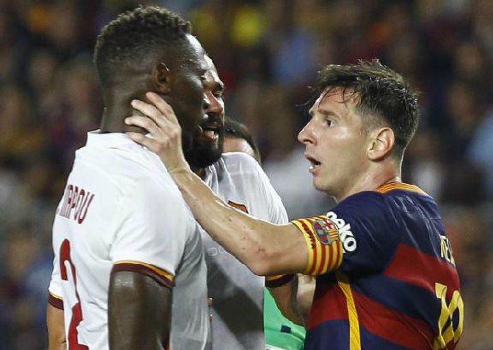 Leo Messi met un coup de tête à Mapou Yanga-Mbiwa lors de Barcelona vs AS Roma