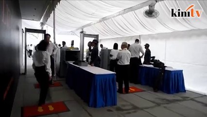 Leaders and friends gather to bid Lee farewell