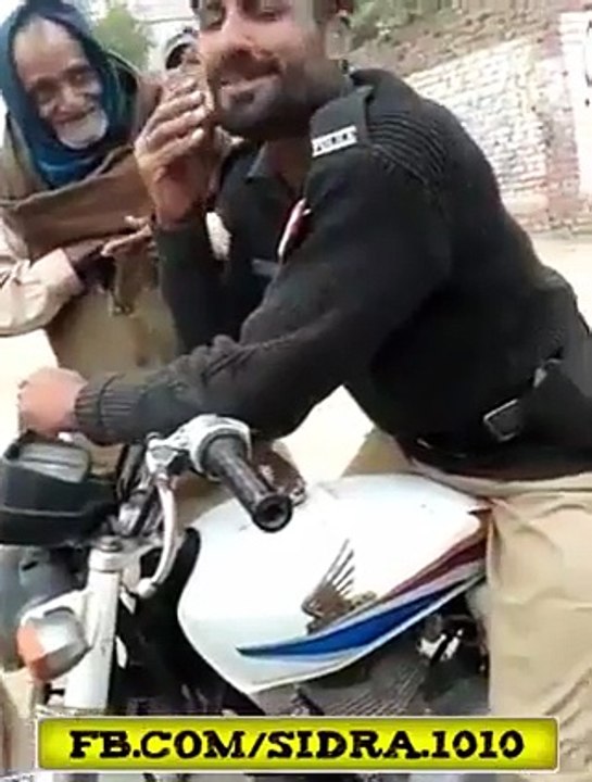Ek Old Man Se Police wala Pesy Lety hue